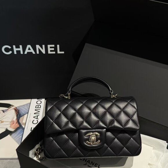 Classic CHANEL Bag: A Stylish and Versatile Choice for Elegance - Picture 1 of 6